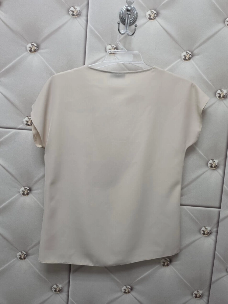 bluzka-bianca-damska-bezowa-madex-modo-polska-produkcja-dekolt-v-krotki-rekaw-wiskoza-elegancka-codzienna-pod-marynarke-lekka-przewiewna-plus-small-size-butik-szykownia-9
