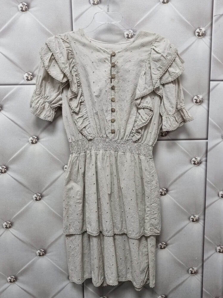 sukienka-neve-bezowa-boho-z-falbankami-azurowa-bawelniana-gumka-w-talii-guziczki-krotki-rekaw-rozmiar-uniwersalny-butik-szykownia-7