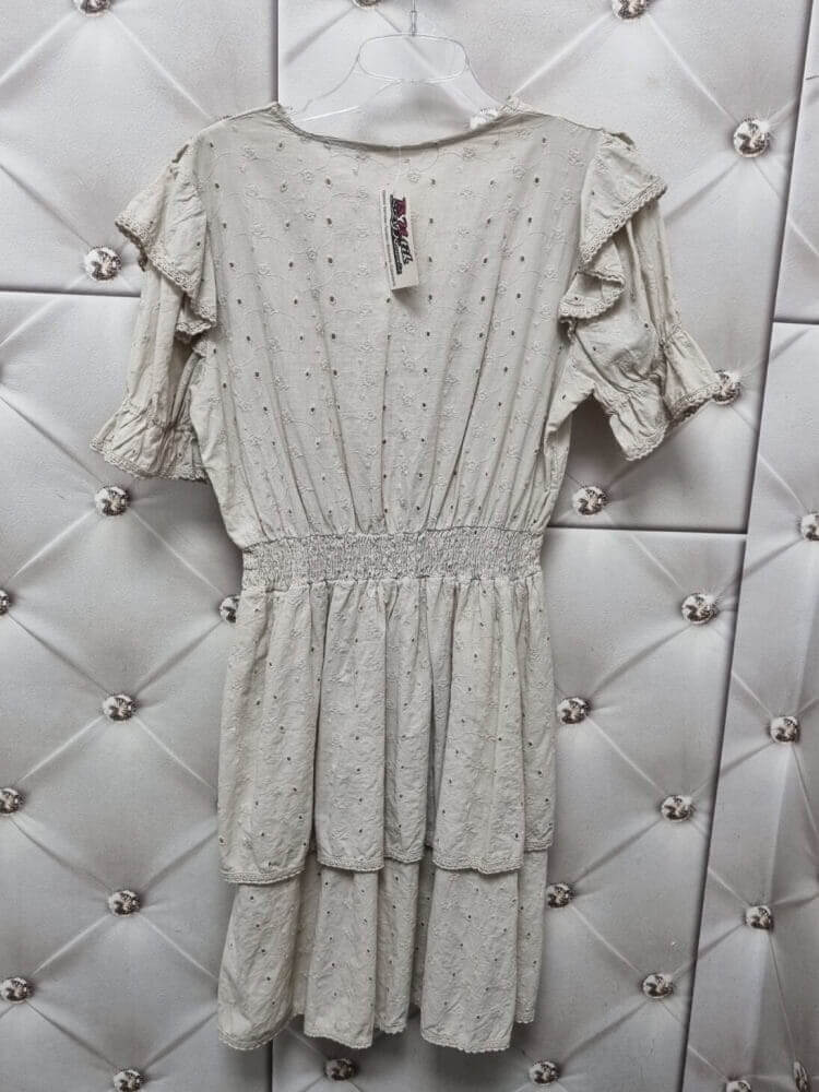 sukienka-neve-bezowa-boho-z-falbankami-azurowa-bawelniana-gumka-w-talii-guziczki-krotki-rekaw-rozmiar-uniwersalny-butik-szykownia-10