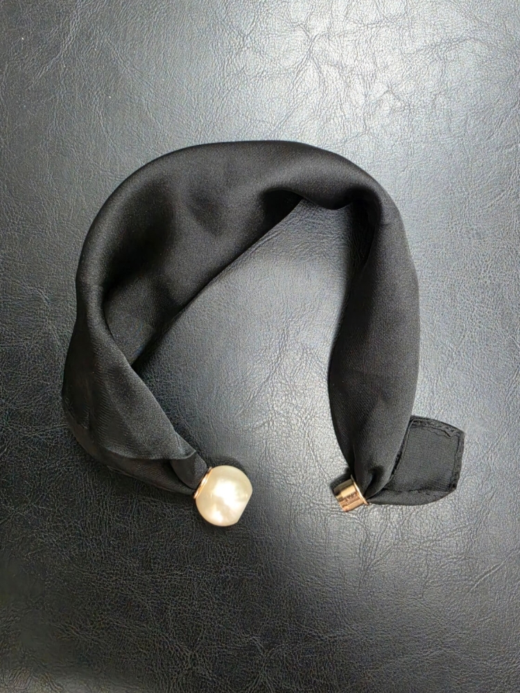 gawroszka-z-perelka-czarna-magnetyczne-zapiecie-gotowy-dodatek-apaszka-na-szyje-modna-gawroszka-damska-wielokolorowa-butik-szykownia-2