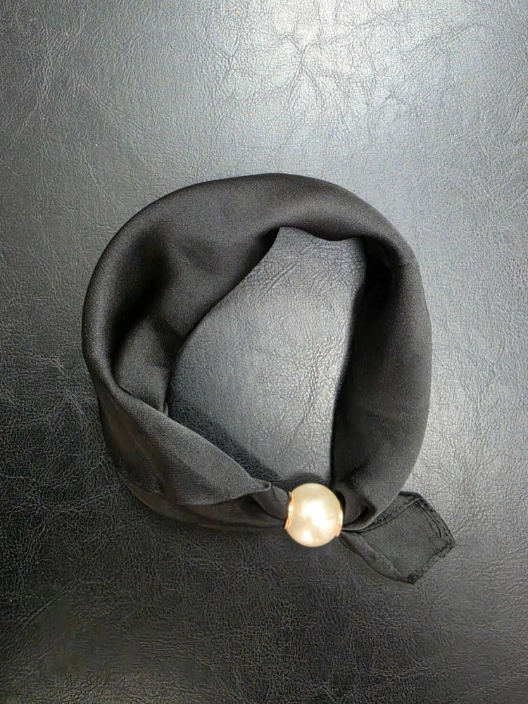 gawroszka-z-perelka-czarna-magnetyczne-zapiecie-gotowy-dodatek-apaszka-na-szyje-modna-gawroszka-damska-wielokolorowa-butik-szykownia-4