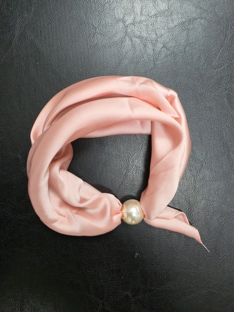 gawroszka-z-perelka-pudrowy-roz-magnetyczne-zapiecie-gotowy-dodatek-apaszka-na-szyje-modna-gawroszka-damska-wielokolorowa-butik-szykownia-4