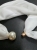 gawroszka-z-perelka-biala-magnetyczne-zapiecie-gotowy-dodatek-apaszka-na-szyje-modna-gawroszka-damska-wielokolorowa-butik-szykownia-3