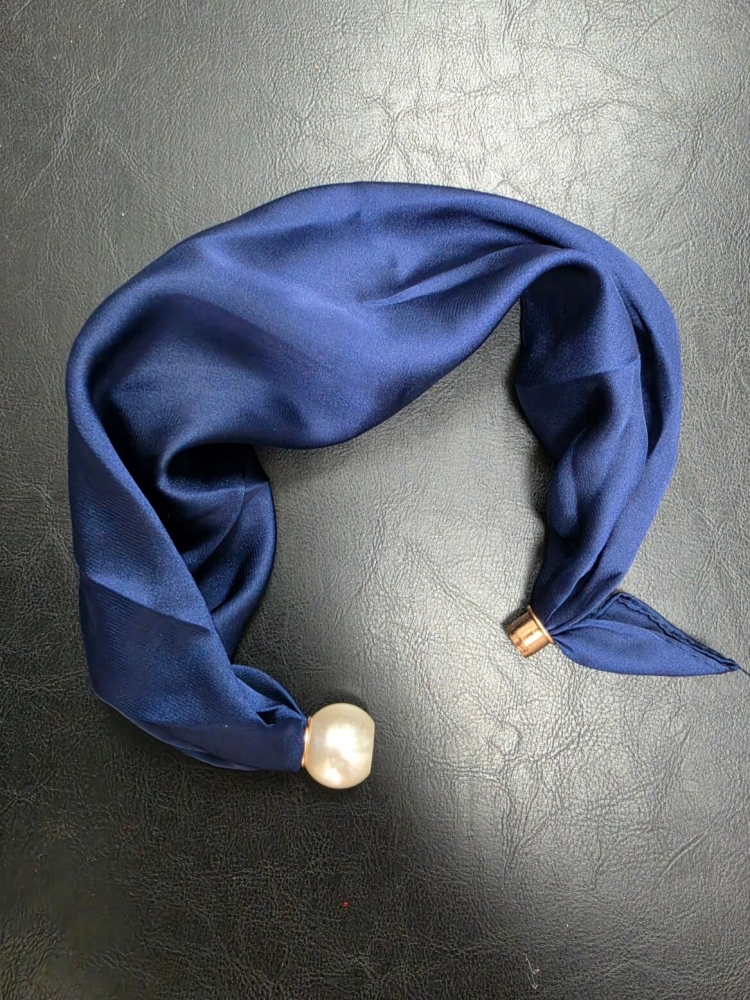 gawroszka-z-perelka-granatowa-magnetyczne-zapiecie-gotowy-dodatek-apaszka-na-szyje-modna-gawroszka-damska-wielokolorowa-butik-szykownia-2