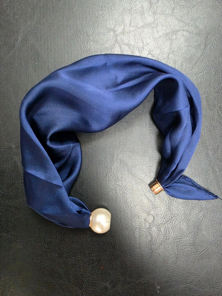 gawroszka-z-perelka-granatowa-magnetyczne-zapiecie-gotowy-dodatek-apaszka-na-szyje-modna-gawroszka-damska-wielokolorowa-butik-szykownia-2