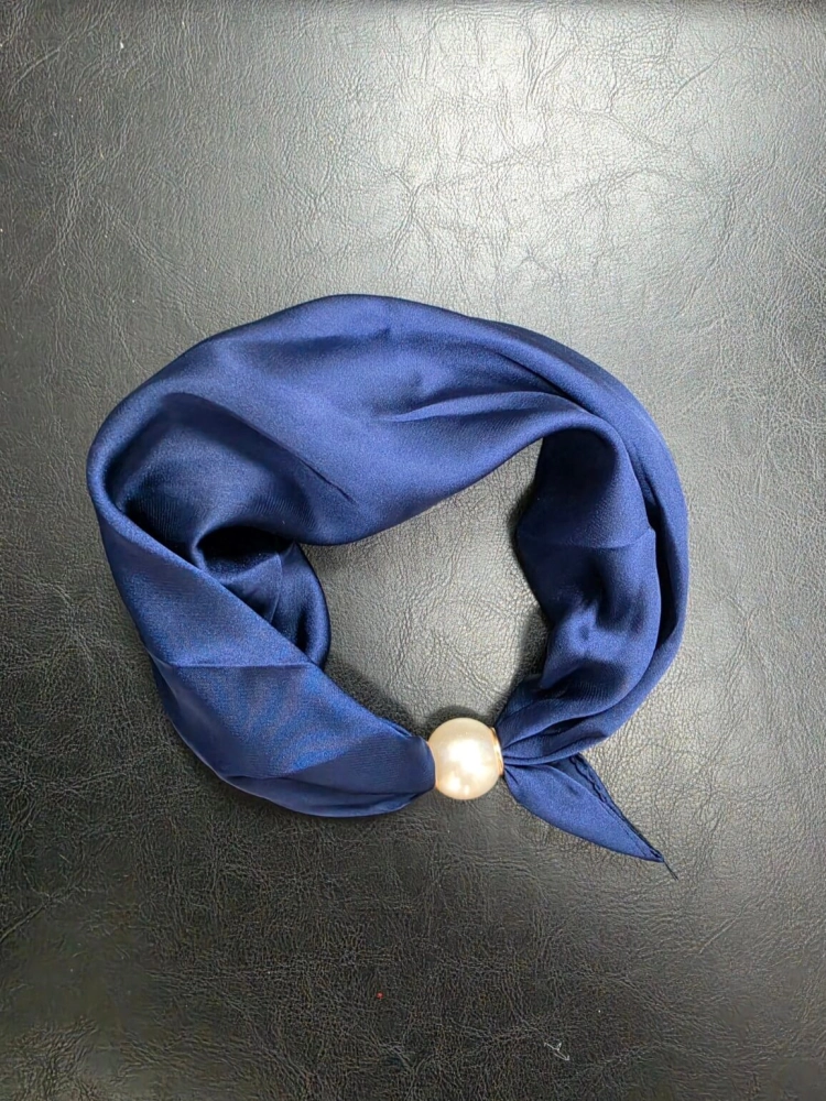 gawroszka-z-perelka-granatowa-magnetyczne-zapiecie-gotowy-dodatek-apaszka-na-szyje-modna-gawroszka-damska-wielokolorowa-butik-szykownia-4