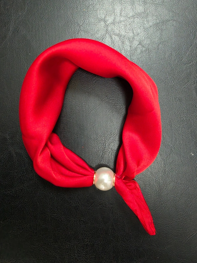 gawroszka-z-perelka-czerwona-magnetyczne-zapiecie-gotowy-dodatek-apaszka-na-szyje-modna-gawroszka-damska-butik-szykownia-4