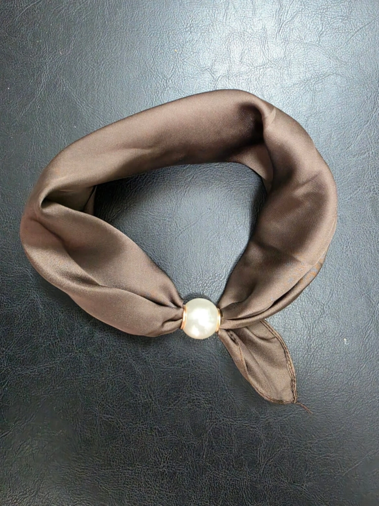 gawroszka-z-perelka-czekoladowy-braz-magnetyczne-zapiecie-gotowy-dodatek-apaszka-na-szyje-modna-gawroszka-damska-butik-szykownia-4
