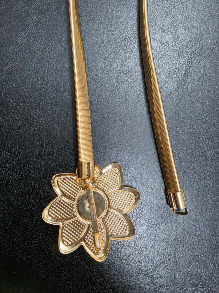 pasek-sprezynka-model-1010-zloty-elastyczny-z-ozdoba-kwiat-metalowy-bizuteryjny-do-sukienki-tuniki-sweterka-butik-szykownia-4