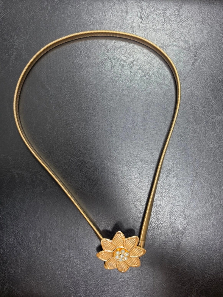 pasek-sprezynka-model-1010-zloty-elastyczny-z-ozdoba-kwiat-metalowy-bizuteryjny-do-sukienki-tuniki-sweterka-butik-szykownia-5