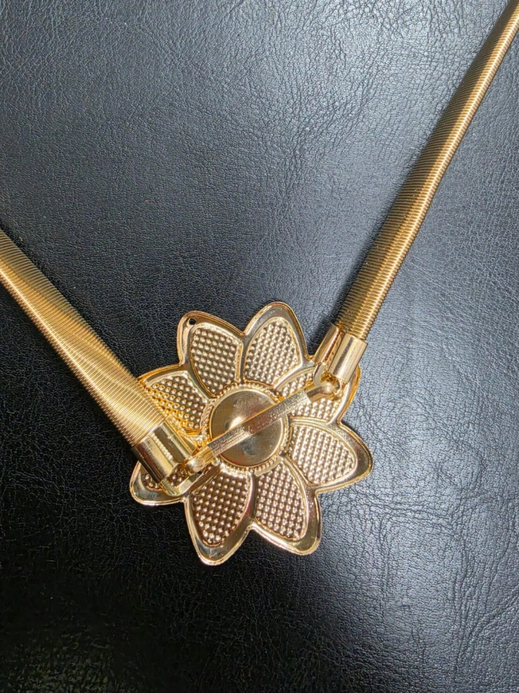 pasek-sprezynka-model-1010-zloty-elastyczny-z-ozdoba-kwiat-metalowy-bizuteryjny-do-sukienki-tuniki-sweterka-butik-szykownia-6