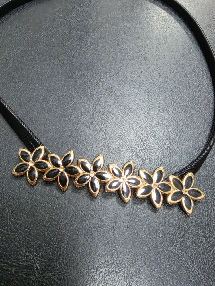 pasek-sprezynka-model-1017-czarny-elastyczny-z-ozdoba-kwiatki-cyrkonie-metalowy-bizuteryjny-do-sukienki-tuniki-sweterka-butik-szykownia-3