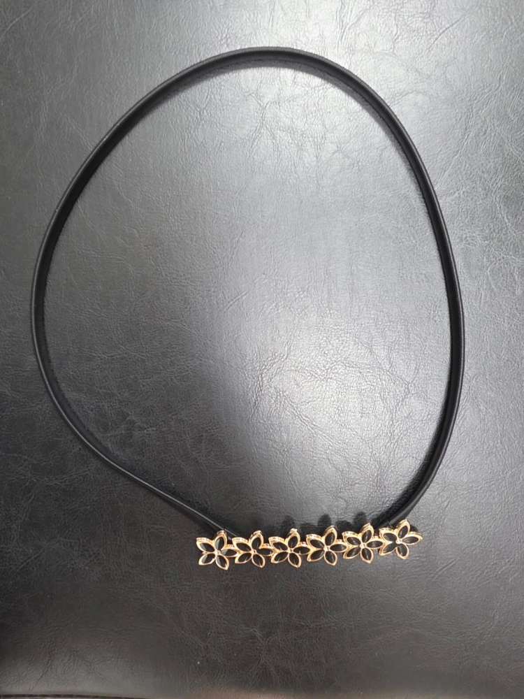 pasek-sprezynka-model-1017-czarny-elastyczny-z-ozdoba-kwiatki-cyrkonie-metalowy-bizuteryjny-do-sukienki-tuniki-sweterka-butik-szykownia-4