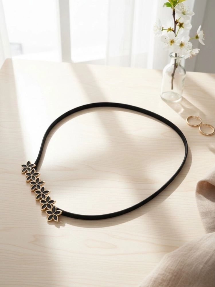 pasek-sprezynka-model-1017-czarny-elastyczny-z-ozdoba-kwiatki-cyrkonie-metalowy-bizuteryjny-do-sukienki-tuniki-sweterka-butik-szykownia-7