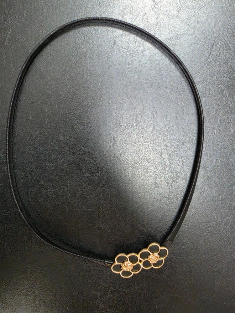 pasek-sprezynka-model-1018-czarny-elastyczny-z-ozdoba-kwiatki-cyrkonie-metalowy-bizuteryjny-do-sukienki-tuniki-sweterka-butik-szykownia-4