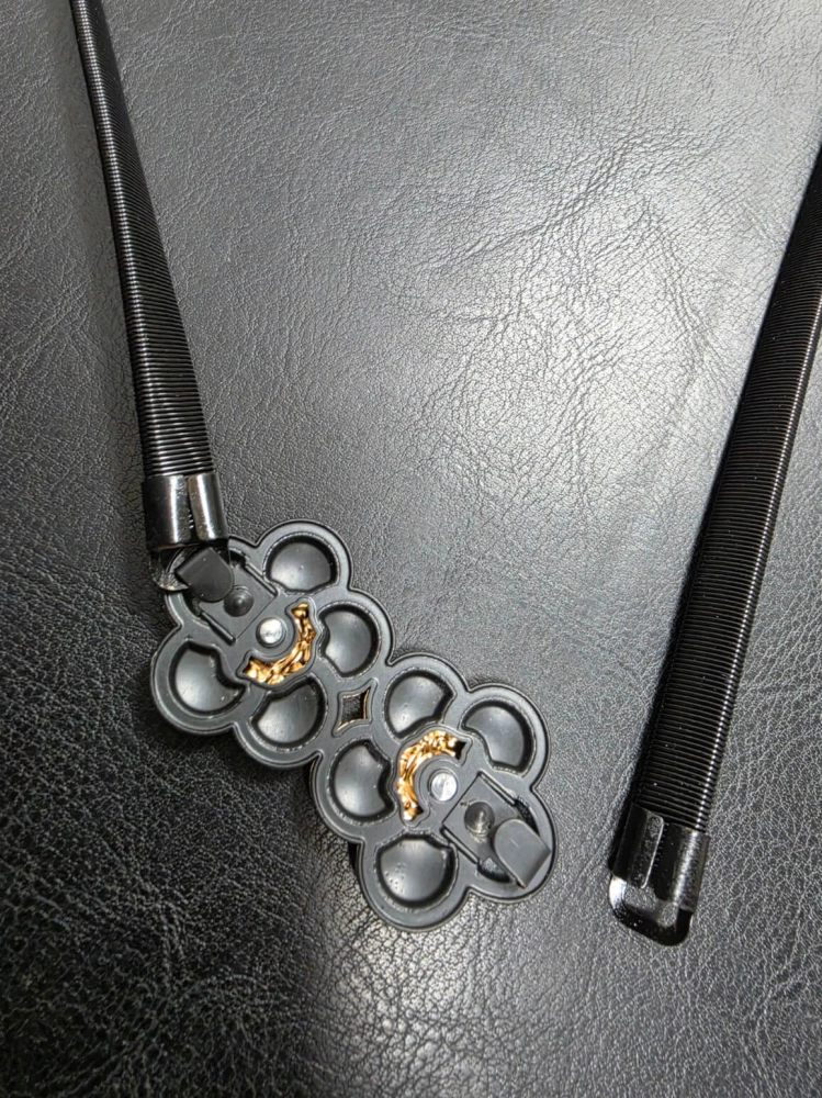 pasek-sprezynka-model-1018-czarny-elastyczny-z-ozdoba-kwiatki-cyrkonie-metalowy-bizuteryjny-do-sukienki-tuniki-sweterka-butik-szykownia-6