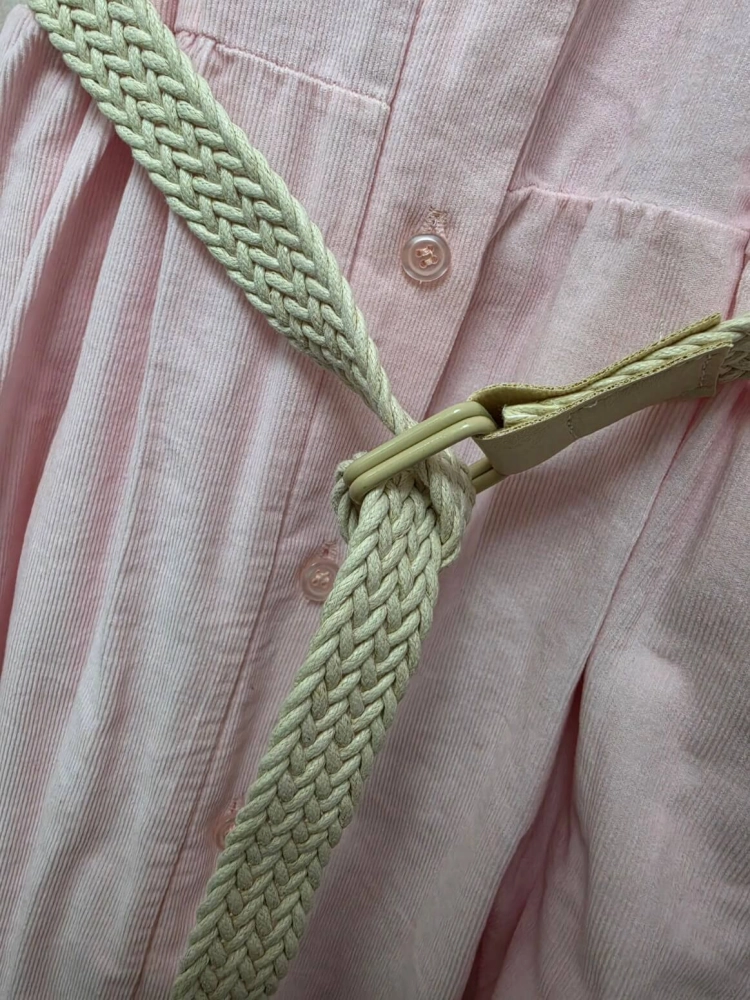 sukienka-bellaria-szmizjerka-baby-pink-z-cienkiego-sztruksu-koszulowa-z-paskiem-bawelniana-guziki-kolnierzyk-butik-szykownia-11