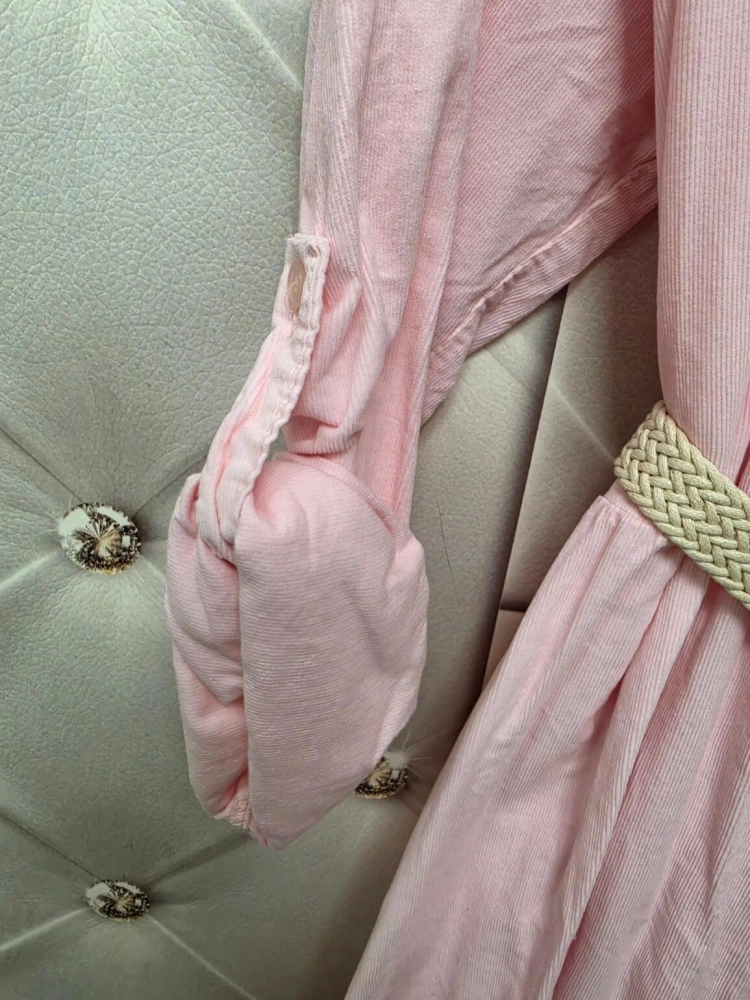 sukienka-bellaria-szmizjerka-baby-pink-z-cienkiego-sztruksu-koszulowa-z-paskiem-bawelniana-guziki-kolnierzyk-butik-szykownia-13