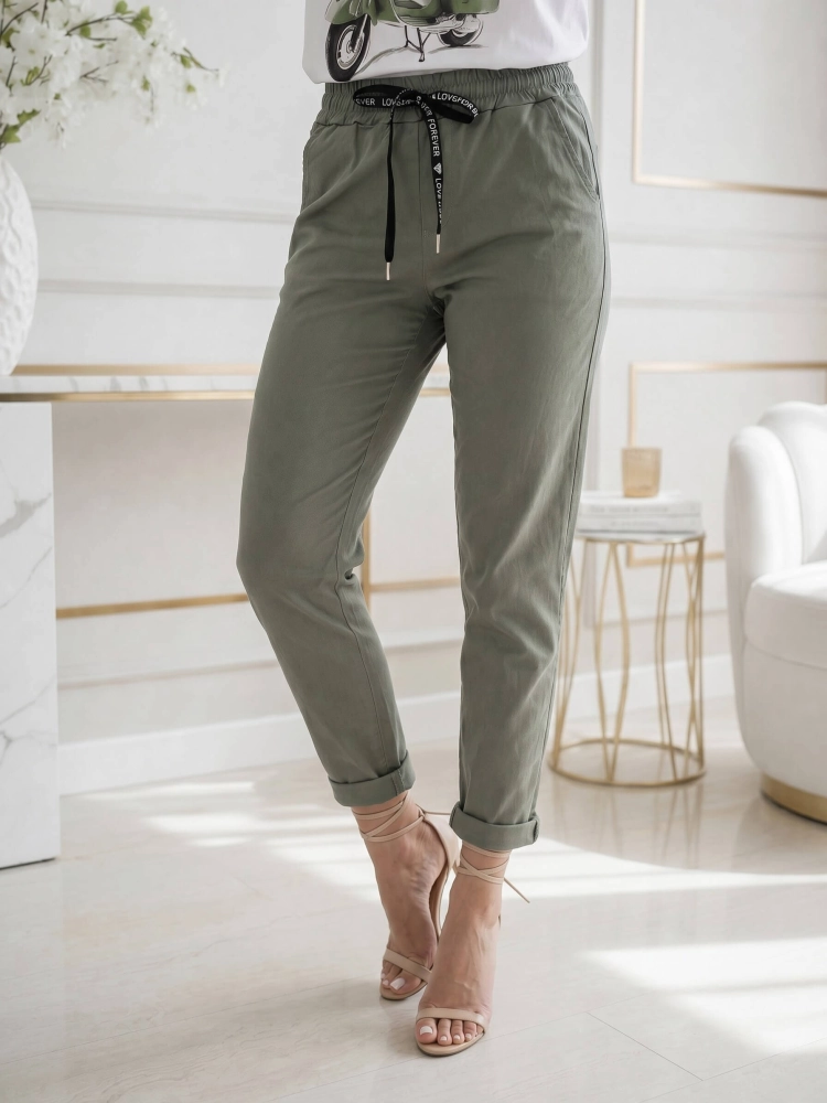 spodnie-kayax-elastyczne-mom-fit-wiazane-kieszenie-khaki-zielone-lato-butik-szykownia-4
