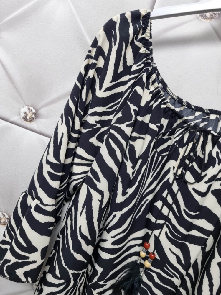 sukienka-teora-hiszpanka-motyw-zebry-made-in-italy-zwiewna-wiazany-dekolt-piorka-rekaw-z-falbanka-wiskoza-butik-szykownia-9