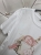 bluzka-tshirt-agape-biala-oversize-aplikacja-3d-torebka-pudrowy-roz-krotki-rekaw-bawelna-elastan-wloska-produkcja-modna-casual-wiosna-lato-butik-szykownia-7