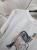 bluzka-tshirt-agape-biala-oversize-aplikacja-3d-torebka-granat-krotki-rekaw-bawelna-elastan-wloska-produkcja-modna-casual-wiosna-lato-butik-szykownia-7