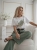 bluzka-tshirt-agape-biala-oversize-aplikacja-3d-trampek-zielony-krotki-rekaw-bawelna-elastan-wloska-produkcja-modna-casual-wiosna-lato-butik-szykownia-6