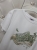 bluzka-tshirt-agape-biala-oversize-aplikacja-3d-trampek-zielony-krotki-rekaw-bawelna-elastan-wloska-produkcja-modna-casual-wiosna-lato-butik-szykownia-8