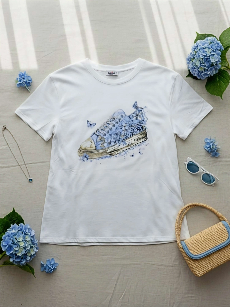 bluzka-tshirt-agape-biala-oversize-aplikacja-3d-trampek-błękitny-krotki-rekaw-bawelna-elastan-wloska-produkcja-modna-casual-wiosna-lato-butik-szykownia-4