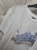 bluzka-tshirt-agape-biala-oversize-aplikacja-3d-trampek-błękitny-krotki-rekaw-bawelna-elastan-wloska-produkcja-modna-casual-wiosna-lato-butik-szykownia-8
