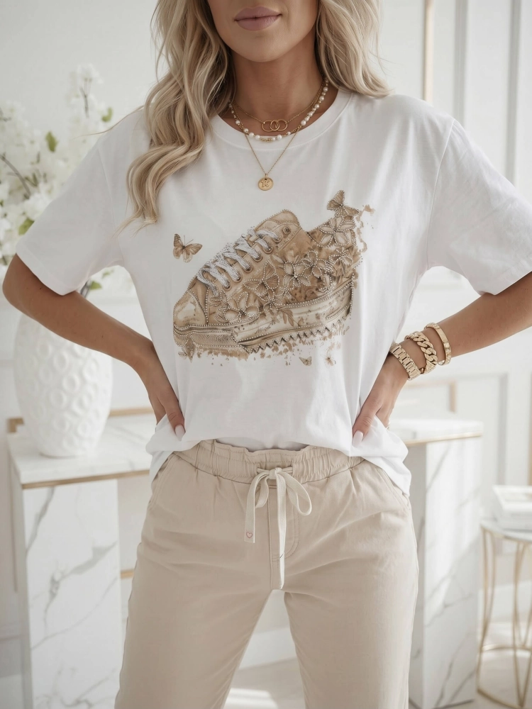 bluzka-tshirt-agape-biala-oversize-aplikacja-3d-trampek-beżowy-krotki-rekaw-bawelna-elastan-wloska-produkcja-modna-casual-wiosna-lato-butik-szykownia-1