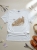 bluzka-tshirt-agape-biala-oversize-aplikacja-3d-trampek-beżowy-krotki-rekaw-bawelna-elastan-wloska-produkcja-modna-casual-wiosna-lato-butik-szykownia-3