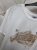 bluzka-tshirt-agape-biala-oversize-aplikacja-3d-trampek-beżowy-krotki-rekaw-bawelna-elastan-wloska-produkcja-modna-casual-wiosna-lato-butik-szykownia-8