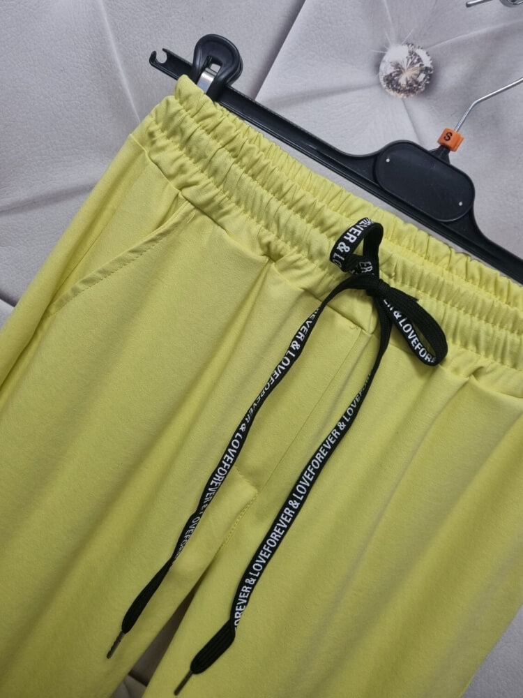 spodnie-kayax-maselko-cygaretki-mom-fit-zolte-pastelowe-elastyczne-damskie-dresowe-eleganckie-z-troczkiem-casual-wygodne-butik-szykownia-6