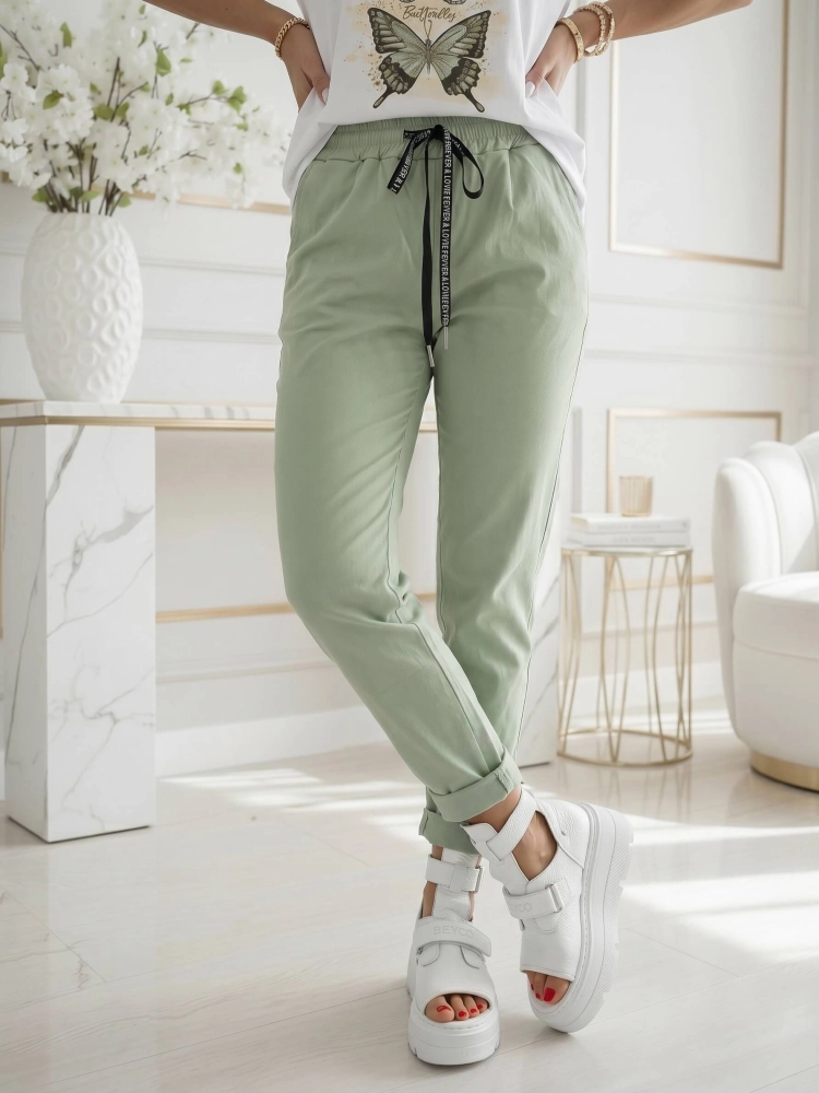 spodnie-kayax-cygaretki-mom-fit-pistacjowe-zielone-pastelowe-elastyczne-damskie-dresowe-eleganckie-z-troczkiem-casual-wygodne-butik-szykownia-4