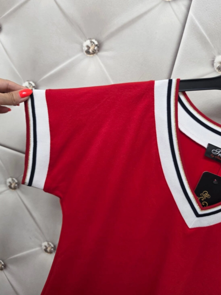 sukienka-vela-czerwona-bawelniana-dekolt-v-krotki-rekaw-trendy-sobiertex-polska-produkcja-letnia-sukienka-damska-butik-szykownia-10