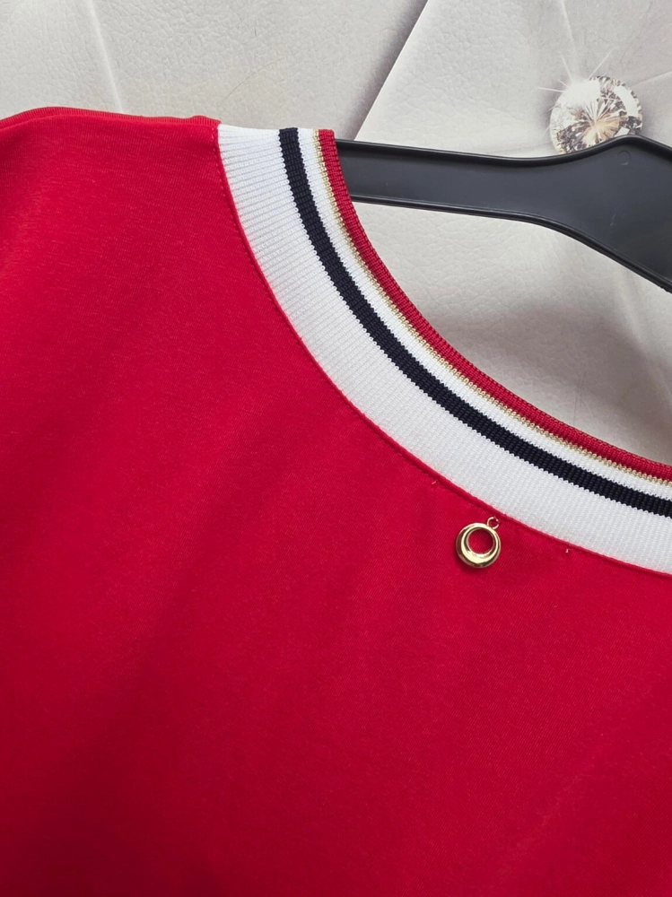 sukienka-vela-czerwona-bawelniana-dekolt-v-krotki-rekaw-trendy-sobiertex-polska-produkcja-letnia-sukienka-damska-butik-szykownia-13