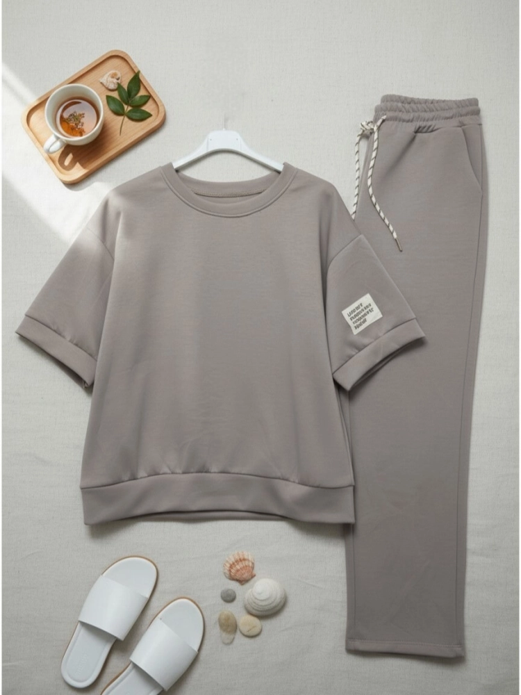 komplet-dresowy-bezowy-oversize-krotki-rekaw-spodnie-7-8-wiskoza-elastyczny-material-maselko-kieszenie-guma-w-pasie-casual-wygodny-zestaw-damski-modny-komplet-na-co-dzien-butik-szykownia-10