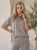 komplet-dresowy-bezowy-oversize-krotki-rekaw-spodnie-7-8-wiskoza-elastyczny-material-maselko-kieszenie-guma-w-pasie-casual-wygodny-zestaw-damski-modny-komplet-na-co-dzien-butik-szykownia-11