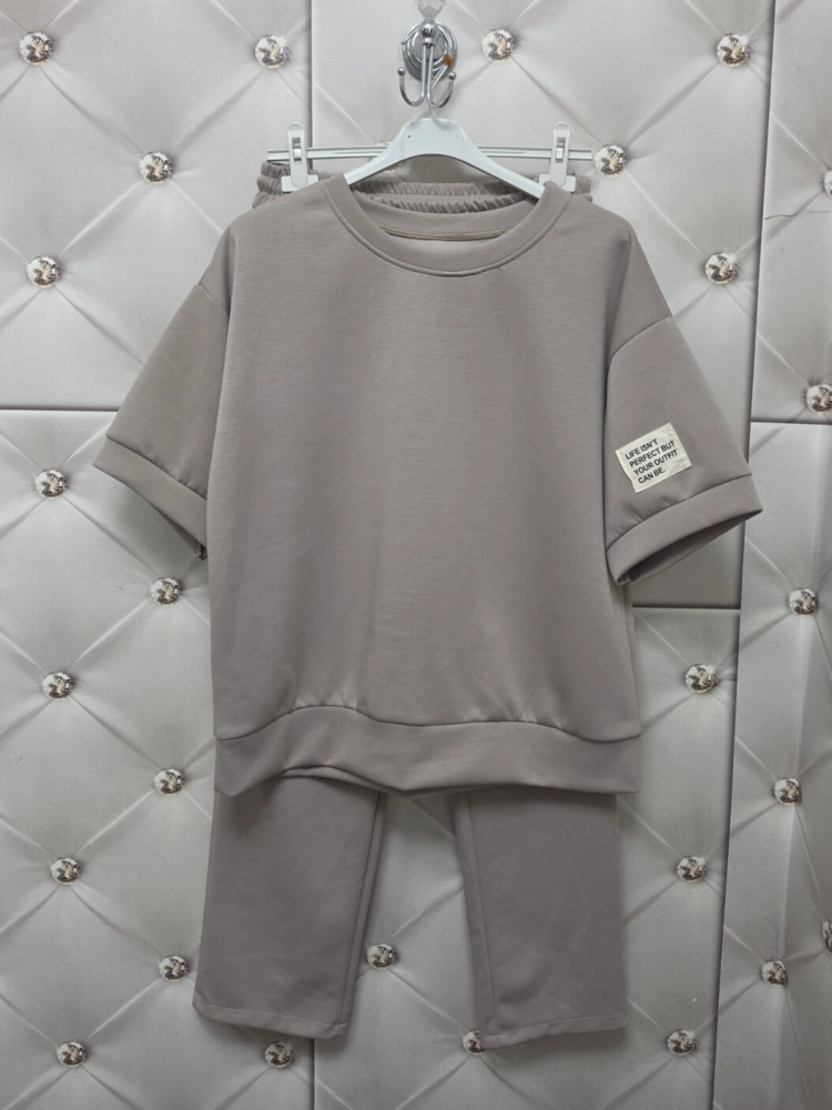 komplet-dresowy-bezowy-oversize-krotki-rekaw-spodnie-7-8-wiskoza-elastyczny-material-maselko-kieszenie-guma-w-pasie-casual-wygodny-zestaw-damski-modny-komplet-na-co-dzien-butik-szykownia-15