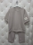 komplet-dresowy-bezowy-oversize-krotki-rekaw-spodnie-7-8-wiskoza-elastyczny-material-maselko-kieszenie-guma-w-pasie-casual-wygodny-zestaw-damski-modny-komplet-na-co-dzien-butik-szykownia-15