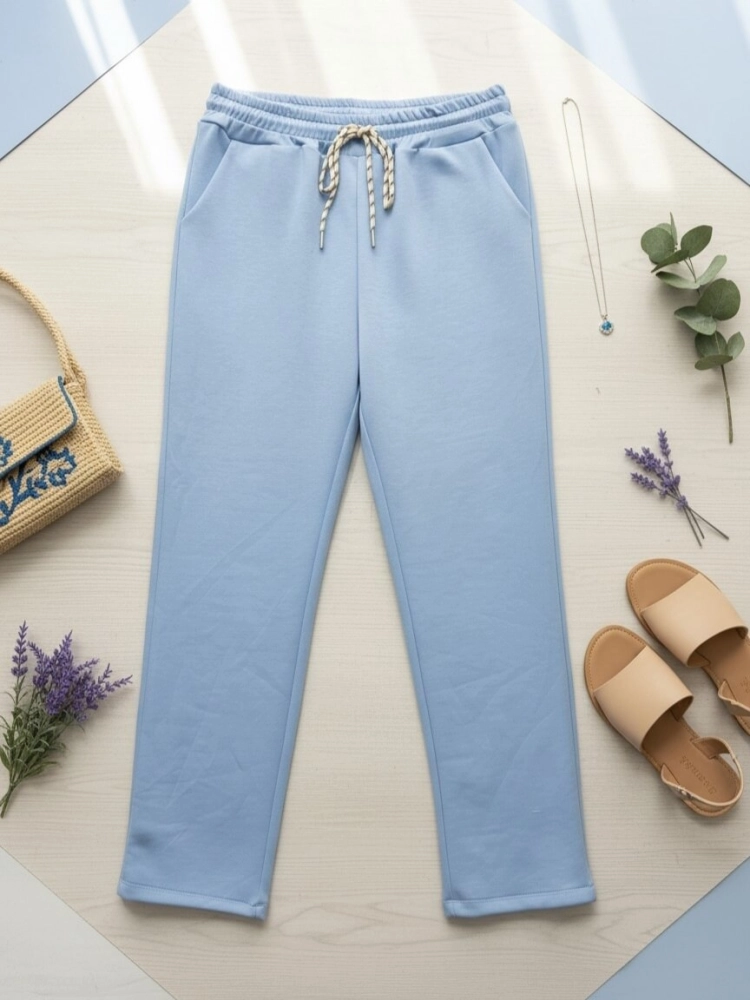 komplet-dresowy-niebieski-baby-blue-oversize-krotki-rekaw-spodnie-7-8-wiskoza-elastyczny-material-maselko-kieszenie-guma-w-pasie-casual-wygodny-zestaw-damski-modny-komplet-na-co-dzien-butik-szykownia-8