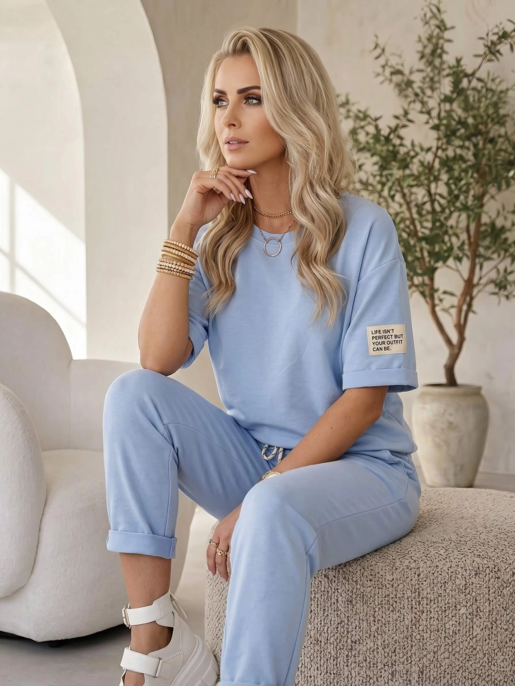 komplet-dresowy-niebieski-baby-blue-oversize-krotki-rekaw-spodnie-7-8-wiskoza-elastyczny-material-maselko-kieszenie-guma-w-pasie-casual-wygodny-zestaw-damski-modny-komplet-na-co-dzien-butik-szykownia-9