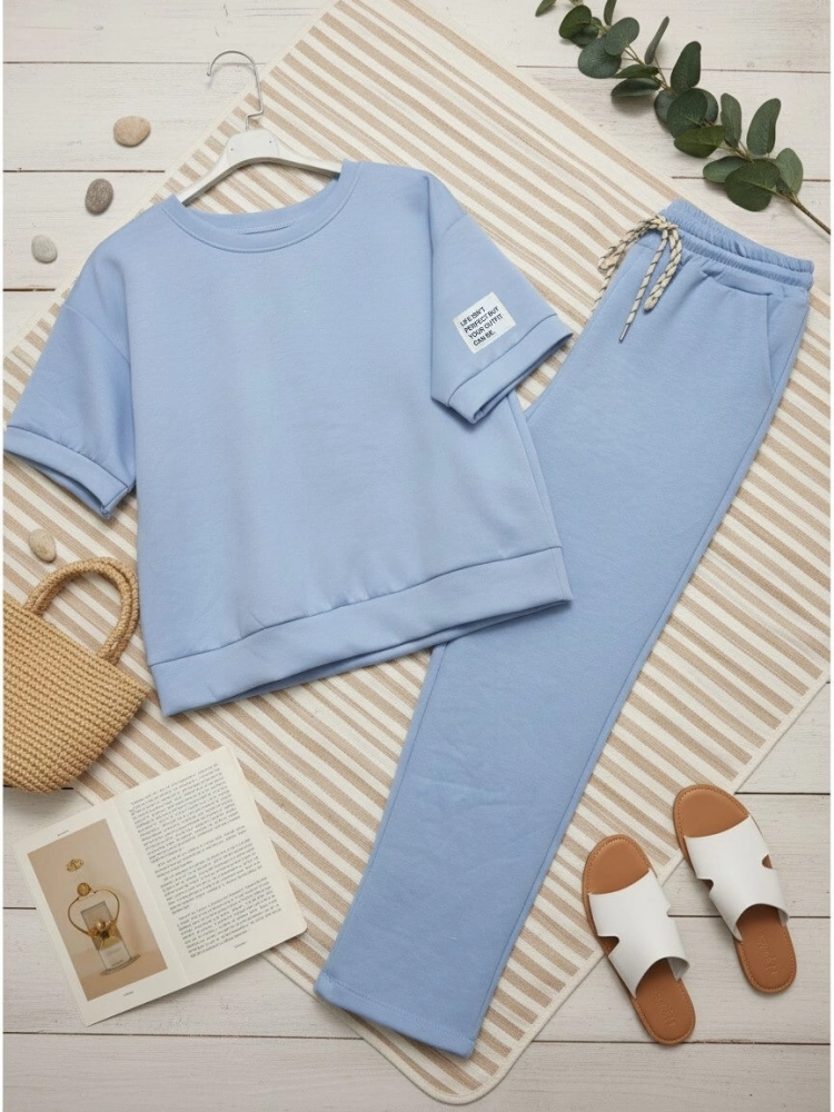 komplet-dresowy-niebieski-baby-blue-oversize-krotki-rekaw-spodnie-7-8-wiskoza-elastyczny-material-maselko-kieszenie-guma-w-pasie-casual-wygodny-zestaw-damski-modny-komplet-na-co-dzien-butik-szykownia-11