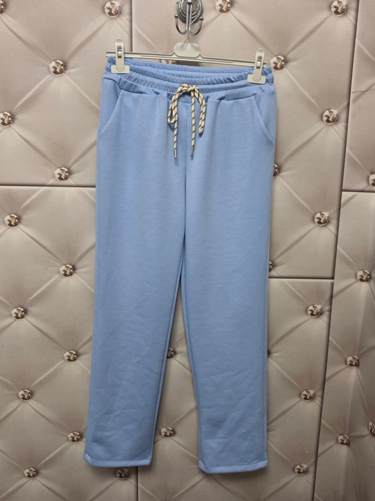 komplet-dresowy-niebieski-baby-blue-oversize-krotki-rekaw-spodnie-7-8-wiskoza-elastyczny-material-maselko-kieszenie-guma-w-pasie-casual-wygodny-zestaw-damski-modny-komplet-na-co-dzien-butik-szykownia-14