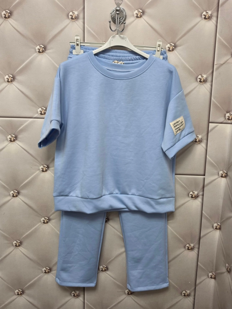komplet-dresowy-niebieski-baby-blue-oversize-krotki-rekaw-spodnie-7-8-wiskoza-elastyczny-material-maselko-kieszenie-guma-w-pasie-casual-wygodny-zestaw-damski-modny-komplet-na-co-dzien-butik-szykownia-15