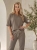 komplet-dresowy-fango-czekoladowy-oversize-krotki-rekaw-spodnie-7-8-wiskoza-elastyczny-material-maselko-kieszenie-guma-w-pasie-casual-wygodny-zestaw-damski-modny-komplet-na-co-dzien-butik-szykownia-2