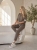 komplet-dresowy-fango-czekoladowy-oversize-krotki-rekaw-spodnie-7-8-wiskoza-elastyczny-material-maselko-kieszenie-guma-w-pasie-casual-wygodny-zestaw-damski-modny-komplet-na-co-dzien-butik-szykownia-3