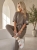 komplet-dresowy-fango-czekoladowy-oversize-krotki-rekaw-spodnie-7-8-wiskoza-elastyczny-material-maselko-kieszenie-guma-w-pasie-casual-wygodny-zestaw-damski-modny-komplet-na-co-dzien-butik-szykownia-7