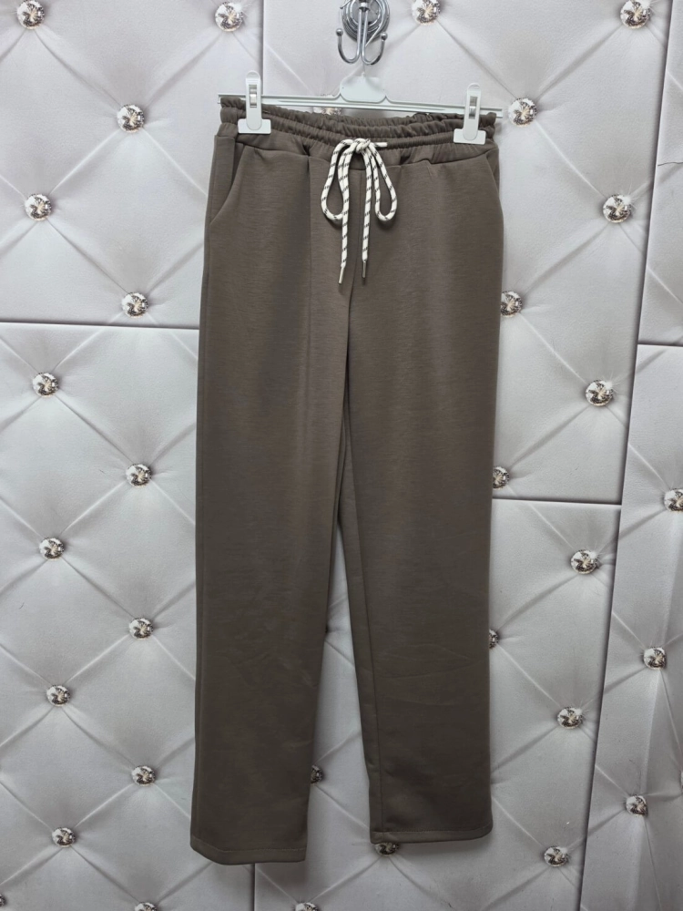 komplet-dresowy-fango-czekoladowy-oversize-krotki-rekaw-spodnie-7-8-wiskoza-elastyczny-material-maselko-kieszenie-guma-w-pasie-casual-wygodny-zestaw-damski-modny-komplet-na-co-dzien-butik-szykownia-14